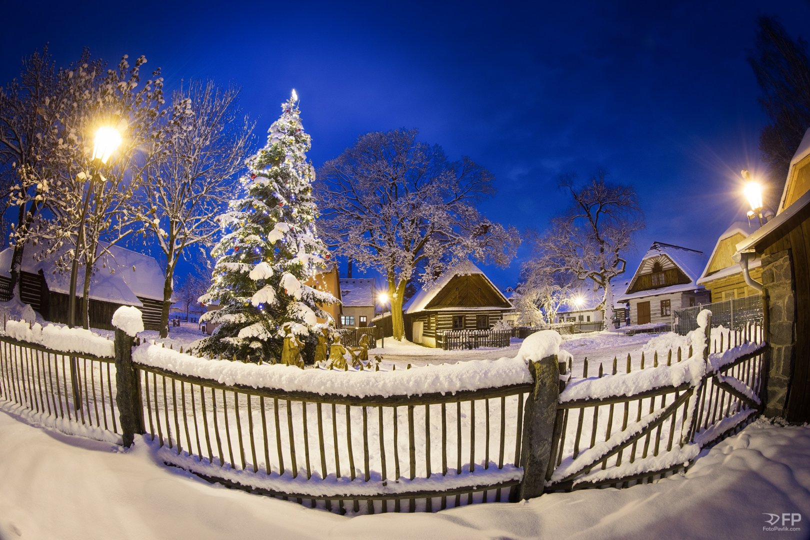 Dlouhé večery a krátké dny dávají  možnost k mnoha setkáním s rodinou a kamarády, nebo četbou dobré knihy.